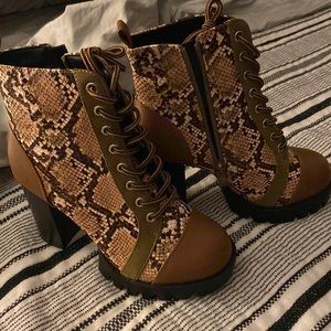 Weeboo boots never worn size 6.5